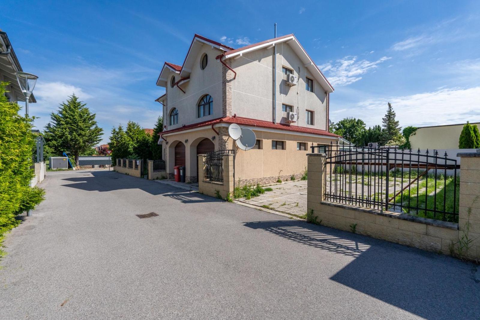 Faraway Aparthotel Near Vienna Airport With Anytime Self Check In Bruck an der Leitha Exterior foto